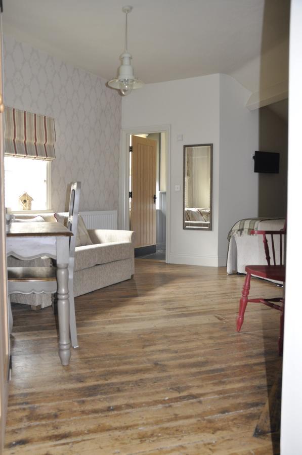 Higher Buck Inn Уоддингтон Экстерьер фото