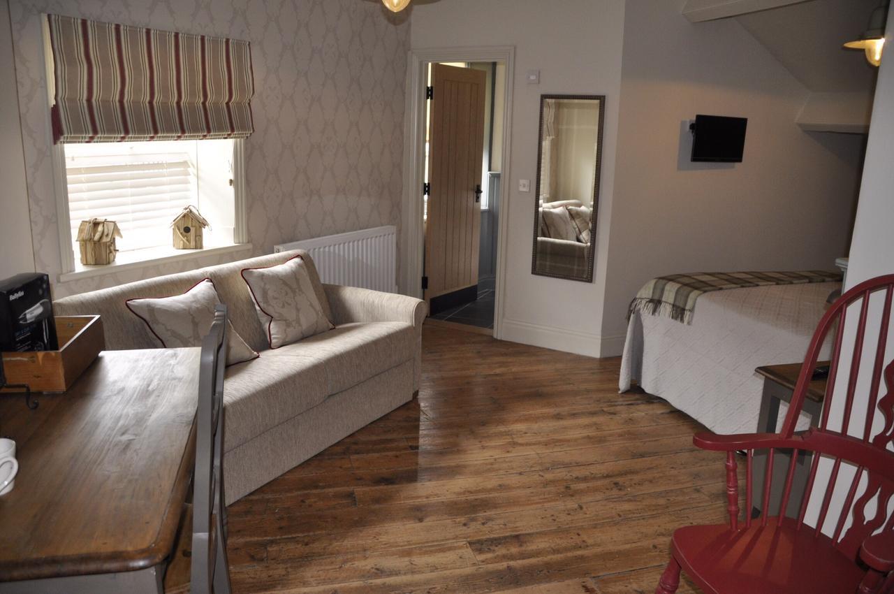 Higher Buck Inn Уоддингтон Экстерьер фото
